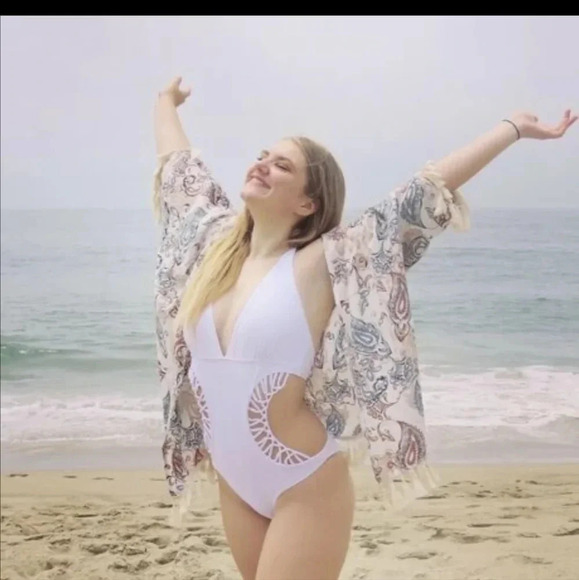 Romwe Women's White One-Piece Swimsuit Crochet Cut-Out Halter Size M - Picture 3 of 9